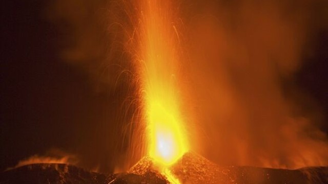 Vulcanul Etna erupe din nou
