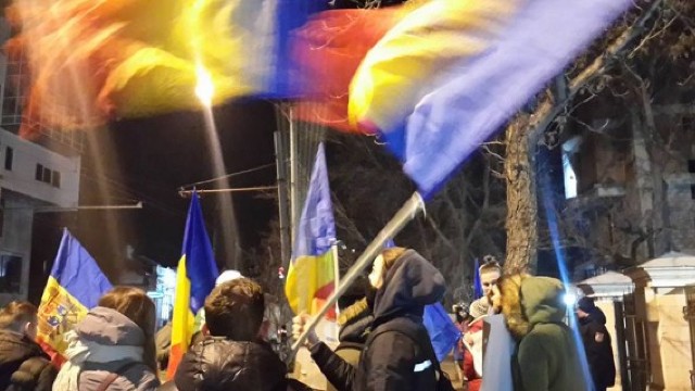 Câteva zeci de persoane au protestat în fața Ambasadei României la Chișinău