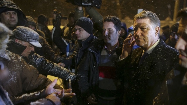 Klaus Iohannis a fost întâmpinat cu huiduieli de protestatarii de la Palatul Cotroceni (VIDEO)