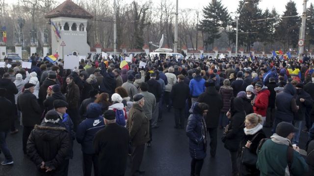Miting de susținere a Guvernului din România. Peste 1000 de oameni protestează, majoritatea persoane în vârstă