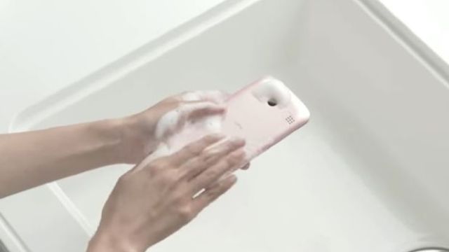 VIDEO | Smartphone-ul pe care îl poți spăla în mod regulat cu apă și săpun