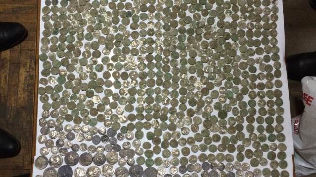 Peste 5 000 de monede antice, descoperite de vameșii de la Leușeni FOTO/VIDEO