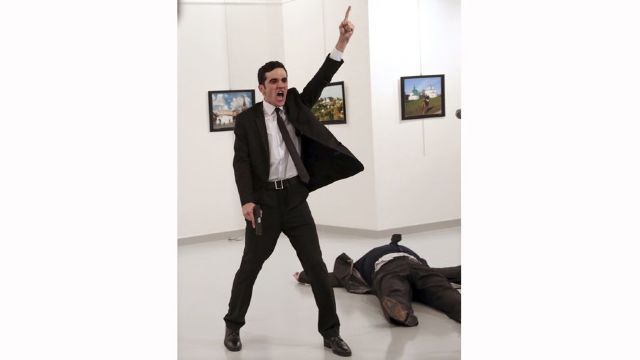 Fotografia cu asasinul ambasadorului rus în Turcia a câștigat premiul World Press Photo