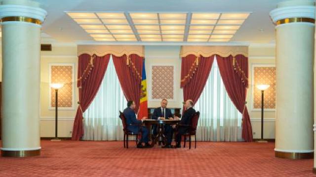 FOTO | Igor Dodon, Andrian Candu și Pavel Filip au o întrevedere în format trilateral
