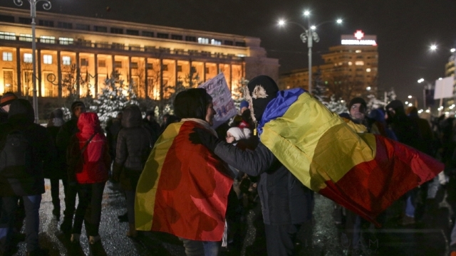 Aproximativ 6.000 de oameni protestează în Piața Victoriei, la București