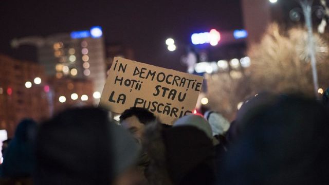 UPDATE | Peste 70.000 de oameni în fața Guvernului de la București; manifestanții intonează Imnul Național