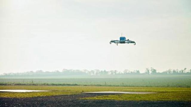 Amazon ar putea livra produsele cu ajutorul dronelor, prin parașutarea coletelor