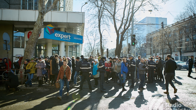 FOTO | Comercianții din Piața Centrală au blocat bulevardul Ștefan cel Mare și strada Tighina 