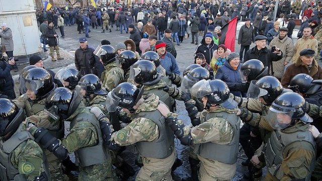 Aproape o mie de manifestanți ultranaționaliști ucraineni au defilat prin centrul Kievului