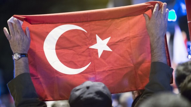 Peste 130 de turci cu pașapoarte diplomatice au cerut azil în Germania după lovitură de stat eșuată
