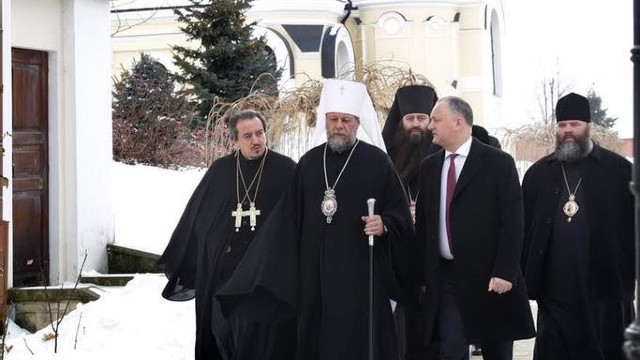 În timp ce Tănase cere sancțiuni, Dodon își amintește că s-a lansat în electorală la Mănăstirea Căpriana