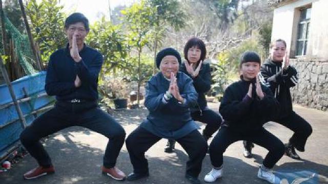China | La 94 de ani își apără vecinii cu tehnici de kung-fu (VIDEO)