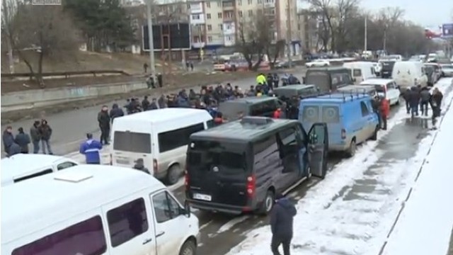 Noi proteste ale transportatorii de colete și pasageri (VIDEO)