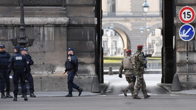 Atacatorul de la Luvru este un egiptean în vârstă de 29 de ani 