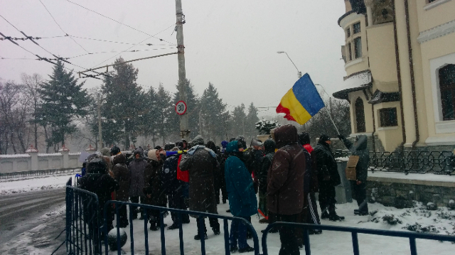 A 14-a zi de proteste în Piața Victoriei de la București. Câteva sute de persoane au cântat imnul României