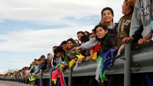 Mii de mexicani au format un ''zid uman'' la frontiera cu SUA pentru a protesta față de politica lui Trump