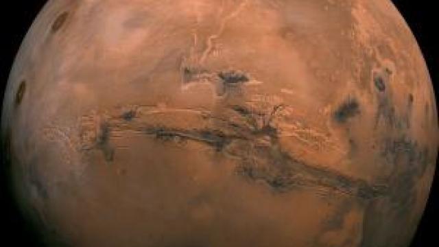 Un fragment de meteorit marțian indică vulcani foarte vechi pe planeta Marte