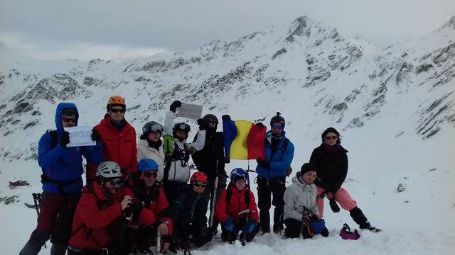 FOTO | Primul alpinist român care a ajuns pe Everest a protestat în vârf de munte 