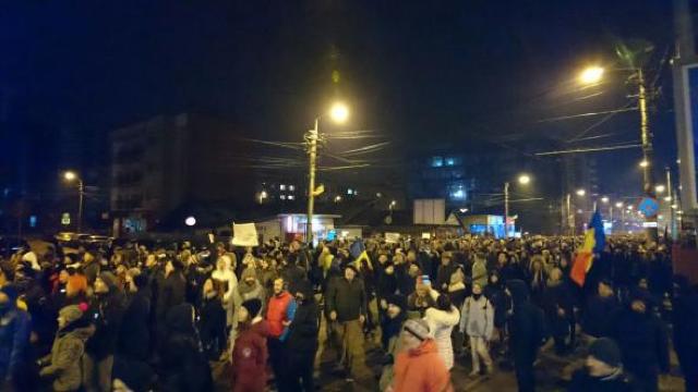 LIVE | Ample proteste în România. La București, jurnaliștii au fost închiși în clădirea Guvernului