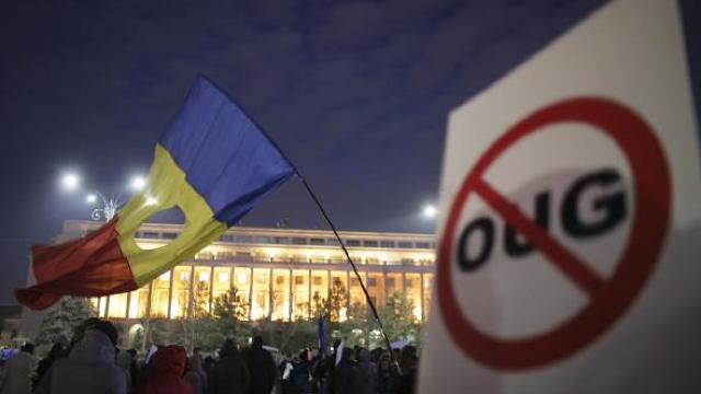 A șaptea seară de proteste. 25.000 de oameni în Piața Victoriei din București