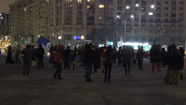 Aproximativ 3.000 de persoane au protestat în Piața Victoriei la București
