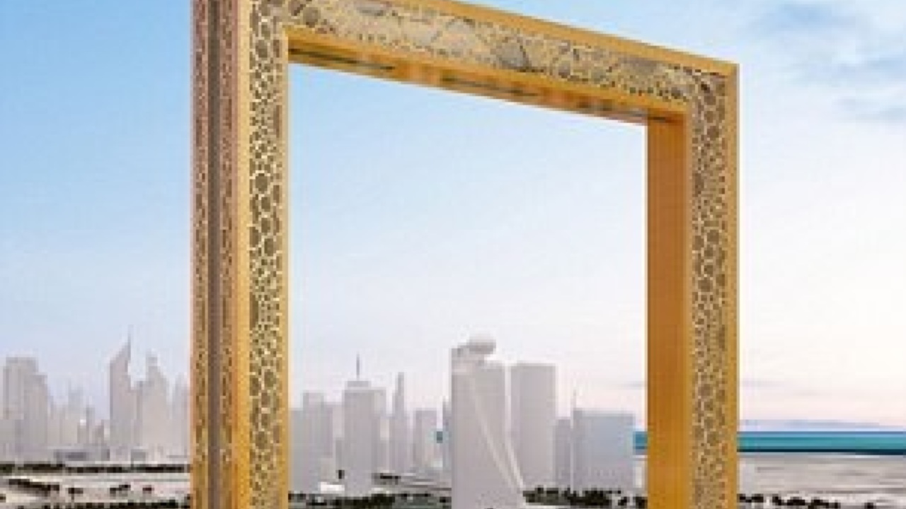 Рамка дубай. Золотая рама в Дубае. Рамка Дубая Dubai frame. Дубайская арка. Золотая арка Дубай.