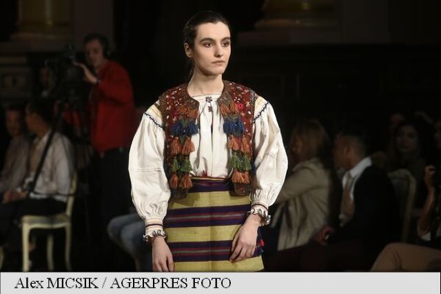 FOTO | Costume populare de colecție, prezentate la Romanian Fashion Philosophy