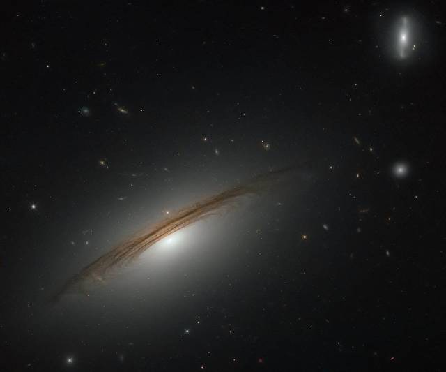 NASA | Galaxia hibrid UGC 12591, fotografiată de Hubble