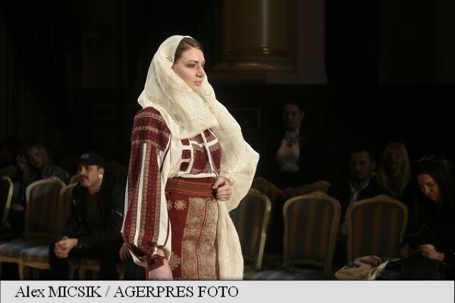FOTO | Costume populare de colecție, prezentate la Romanian Fashion Philosophy