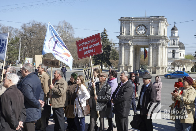 FOTO | Aproximativ 500 de profesori protestează în fața Guvernului