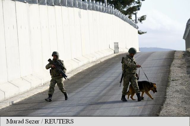 Turcia a ridicat peste jumătate din zidul de beton prevăzut la granița cu Siria 