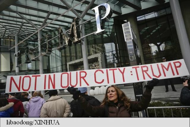 Deschiderea unui Hotel Trump la Vancouver, întâmpinată cu un protest 