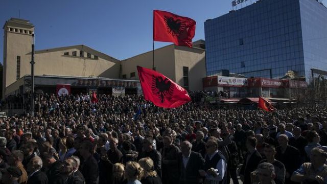 Mii de kosovari cer eliberarea lui Haradinaj, acuzat de Serbia de crime de război 