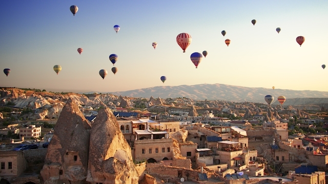 Turcia | Trei baloane cu aer cald transportând turiști au aterizat forțat în Cappadocia; cel puțin 49 de răniți 