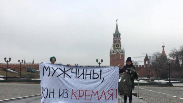 FOTO | Lângă Kremlin a fost arestat un grup de feministe