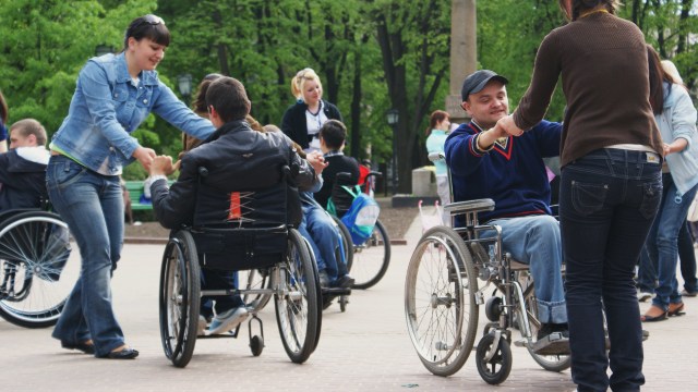 Persoanele cu dizabilități cer condiții pentru a se putea deplasa pe stradă fără însoțitor 