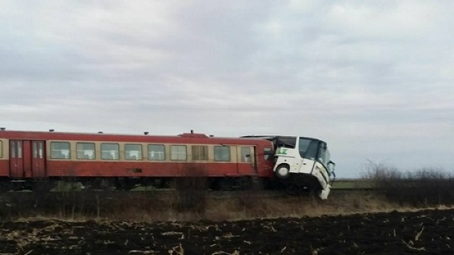 FOTO | Un autocar în care se aflau șase persoane a fost lovit de un tren, în România