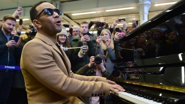 VIDEO | John Legend a oferit un recital surpriză în stația de tren St Pancras din Londra
