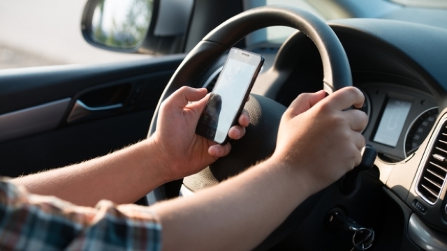 Un ministru al poliției din Australia a fost amendat pentru că a folosit telefonul mobil când se afla la volan
