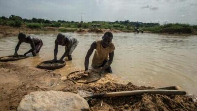 Un pastor din Sierra Leone a găsit unul dintre cele mai mari diamante netăiate din lume