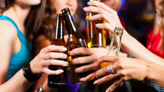 Tinerii ar putea avea dreptul să cumpere alcool doar după ce vor împlini 21 de ani

