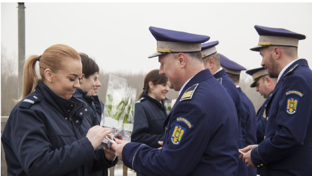 FOTO | Polițiștii de Frontieră din R.Moldova și România au făcut schimb de mărțișoare