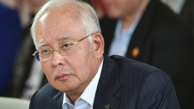 72 de saci cu bijuterii și bani, în locuințele fostului premier al Malaeziei