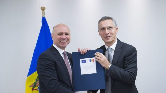 Pavel Filip, în vizită la NATO, în timp ce Igor Dodon insistă pe decuplarea Chișinăului de parcursul său european