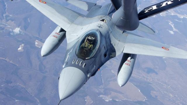 FOTO | Avioanele F-16, prima realimentare în zbor deasupra României