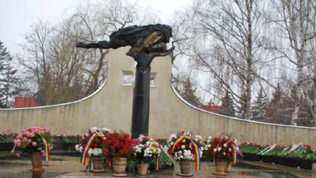 Conducerea țării a depus flori la monumentul „Maica Îndurerată”. Evenimentul nu a fost anunțat public