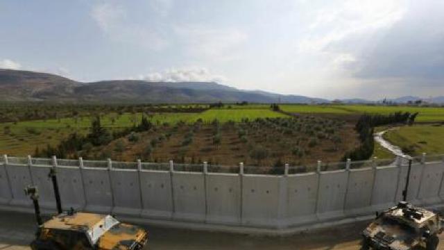 Turcia a ridicat peste jumătate din zidul de beton prevăzut la granița cu Siria 