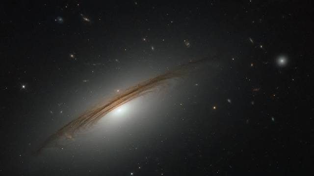 NASA | Galaxia hibrid UGC 12591, fotografiată de Hubble