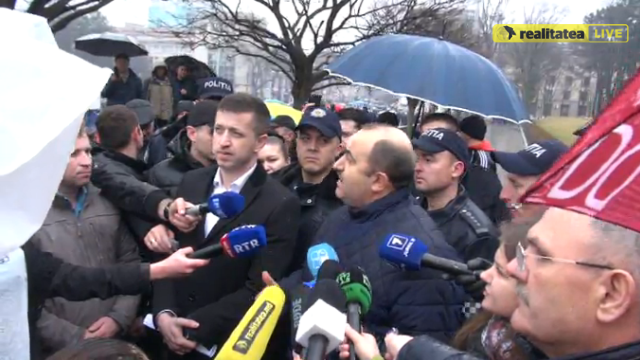 PROTEST | Angajați ai Î. S. ”Calea Ferată din Moldova” pichetează sediul Guvernului