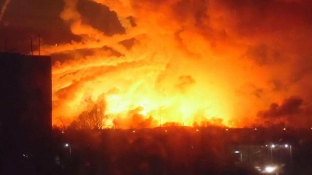 VIDEO | Incendiu puternic la cel mai mare depozit de armament din Ucraina